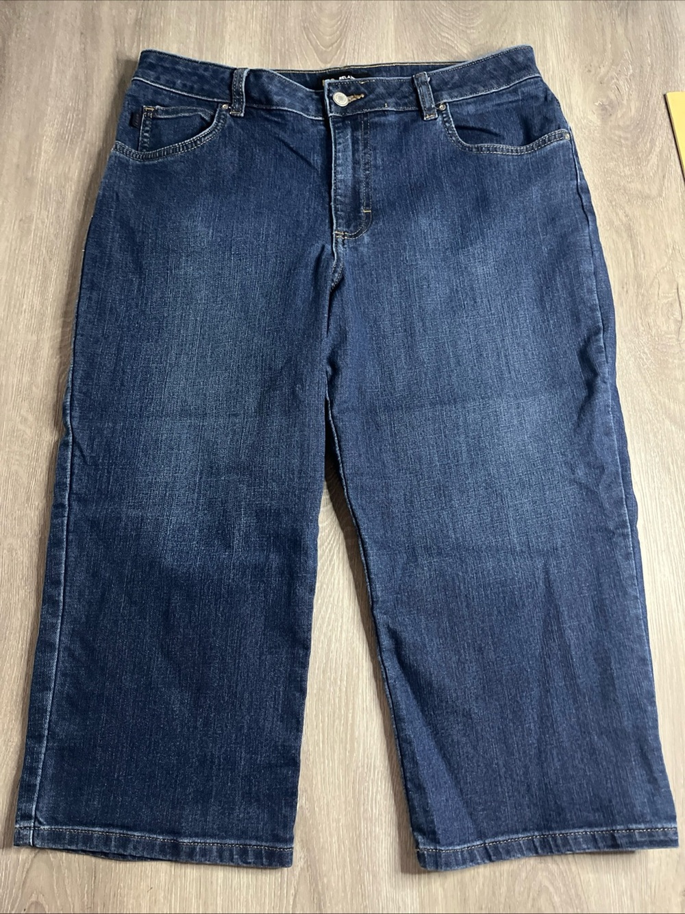 Lee Capris Womens 12 Medium Blue Relaxed Fit Mid Rise Jeans Approximately 32x20